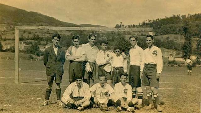 Equipo histórico de la Deportiva Piloñesa en el campo
