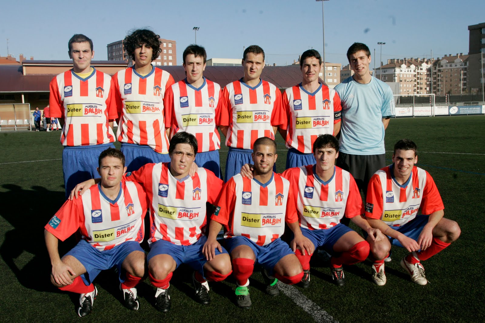 Equipo de la Deportiva Piloñesa con uniforme rojiblanco